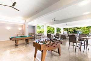 a living room with a pool table and chairs at Playa Mantas CAMA QUEEN A-C 400MB in Tarcoles
