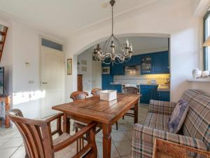 Posezení v ubytování Villa near beach with sauna and fenced garden