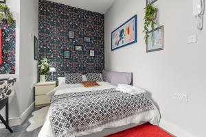 een slaapkamer met een bed en een rood tapijt bij 15 Stylish Digbeth private Studio Apt City Centre in Birmingham