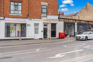 een witte auto geparkeerd aan de kant van een straat bij 15 Stylish Digbeth private Studio Apt City Centre in Birmingham