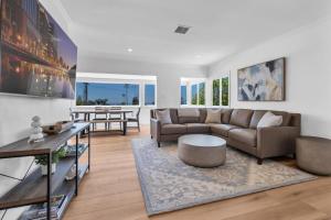 un soggiorno con un divano e un tavolo di Stunning 3BR Capo Beach Home with Ocean Views a Dana Point