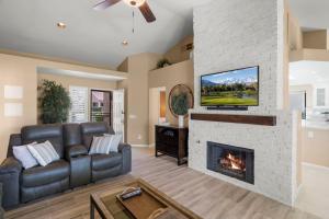 Et tv og/eller underholdning på Resort-Style Condo on Golf Course, Mountain Views