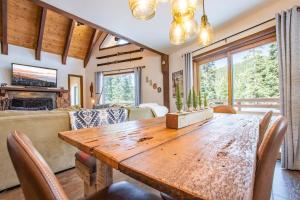 Et opholdsområde på A-Frame Cabin - Hot Tub , BBQ , Family Fun