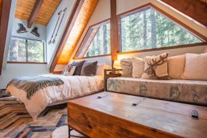 Et opholdsområde på A-Frame Cabin - Hot Tub , BBQ , Family Fun