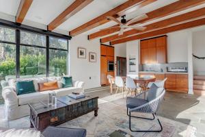 un soggiorno con un divano e un tavolo di Private Malibu Escape - Walk to Secluded Beach a Malibu