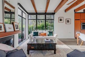 un soggiorno con divano e camino di Private Malibu Escape - Walk to Secluded Beach a Malibu