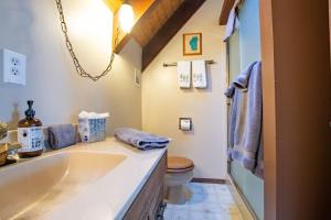 Et badeværelse på A-Frame Cabin - Hot Tub , BBQ , Family Fun + 76 billeder