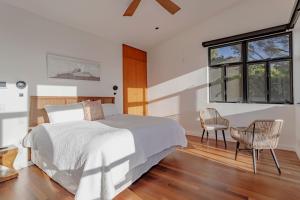 una camera da letto con un letto, una sedia e una finestra di Private Malibu Escape - Walk to Secluded Beach a Malibu