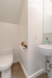 un bagno bianco con un water e un lavandino di Private Malibu Escape - Walk to Secluded Beach a Malibu Altre 21 foto