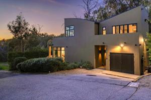 una grande casa bianca con un vialetto d'accesso di Private Malibu Escape - Walk to Secluded Beach a Malibu