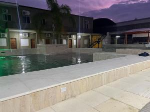 a pool of water in front of a building at Hotel Mar Del Plata in Termas de Río Hondo