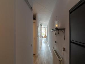 un pasillo con un pasillo que conduce a una habitación en Apartment by Dutch Dunes and Sea, en Julianadorp 33 fotos más
