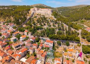 una vista aerea di una città con un castello su una collina di Apartments ''Tri Sestrice'' - ZF Hvar a Hvar