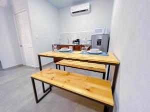 eine Küche mit 2 Holztischen und einer Mikrowelle in der Unterkunft Forest apartments studio F1, walking to the beach in Jacó + 10 Fotos