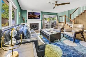 Et opholdsområde på Stunning 4BR Laguna Hills Oasis with Private Pool