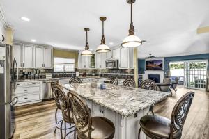 Køkken eller tekøkken på Stunning 4BR Laguna Hills Oasis with Private Pool