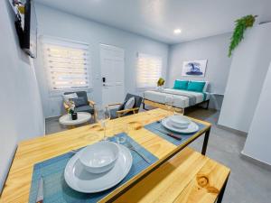 ein Wohnzimmer mit Tisch und Couch in der Unterkunft Forest apartments studio F1, walking to the beach in Jacó