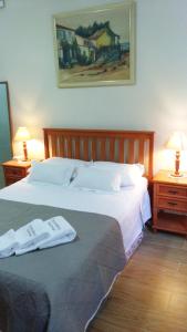 1 dormitorio con 1 cama con 2 toallas en The Real COPACABANA APARTMENT, en Río de Janeiro