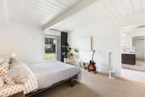 Postel nebo postele na pokoji v ubytování Eichler Mid-Century Perfect WFH, Relax and Entertain