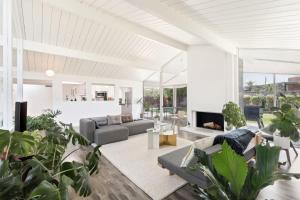 Posezení v ubytování Eichler Mid-Century Perfect WFH, Relax and Entertain