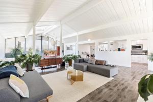 Kuchyň nebo kuchyňský kout v ubytování Eichler Mid-Century Perfect WFH, Relax and Entertain