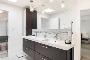 Koupelna v ubytování Eichler Mid-Century Perfect WFH, Relax and Entertain + 33 fotografií