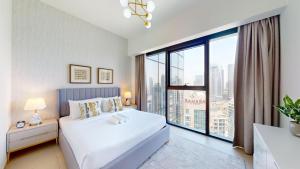 um quarto com uma cama e uma janela grande em Vacationer I Luxury 2 Bedroom I Burj Khalifa View I Downtown I Free Gym, Pool, Parking & Wi-Fi no Dubai mais 22 fotografias