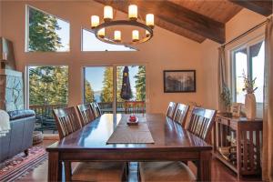 Afbeelding uit fotogalerij van Cozy Lakeview Cabin - Fireplace and Laundry in Tahoma