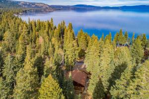 Afbeelding uit fotogalerij van Cozy Lakeview Cabin - Fireplace and Laundry in Tahoma