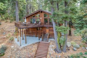 Afbeelding uit fotogalerij van Cozy Lakeview Cabin - Fireplace and Laundry in Tahoma