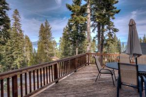 Afbeelding uit fotogalerij van Cozy Lakeview Cabin - Fireplace and Laundry in Tahoma