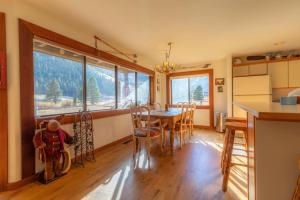 eine Küche und ein Esszimmer mit Tisch und Stühlen in der Unterkunft Serene Condo by Palisades Base and Golf Course in Olympic Valley