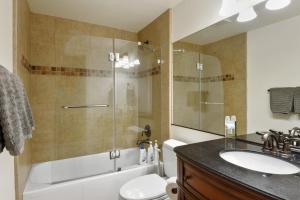 ein Badezimmer mit Dusche, Toilette und Waschbecken in der Unterkunft Idyllic Incline Village close to Lake Tahoe in Incline Village + 49 Fotos