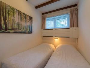 Ένα ή περισσότερα κρεβάτια σε δωμάτιο στο Bungalow in Sint Maartenszee near the Beach