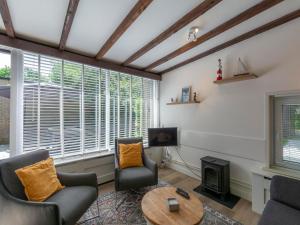 Χώρος καθιστικού στο Bungalow in Sint Maartenszee near the Beach