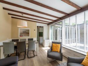 Χώρος καθιστικού στο Bungalow in Sint Maartenszee near the Beach