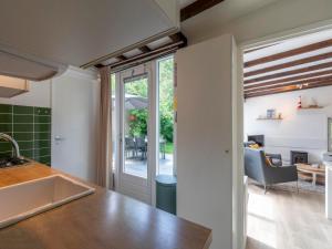 Η κουζίνα ή μικρή κουζίνα στο Bungalow in Sint Maartenszee near the Beach +23 φωτογραφίες