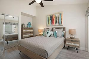 een slaapkamer met een bed en een spiegel bij Chic Upstairs Condo Steps from Strands Beach in Dana Point +23 foto's