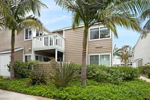 een huis met palmbomen ervoor bij Chic Upstairs Condo Steps from Strands Beach in Dana Point