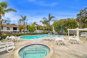 Hồ bơi trong/gần Modern Beach Home Just Minutes from the Beach