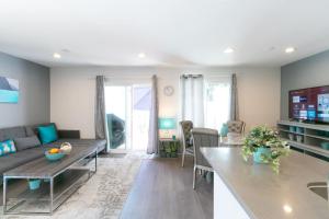 Khu vực ghế ngồi tại Modern Beach Home Just Minutes from the Beach