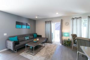 Khu vực ghế ngồi tại Modern Beach Home Just Minutes from the Beach