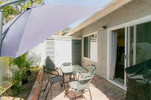 Sân trong/khu vực ngoài trời tại Modern Beach Home Just Minutes from the Beach