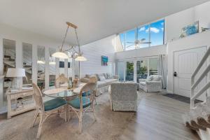 Χώρος καθιστικού στο Beachfront Condo with Balcony on Manasota Key