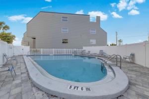 Πισίνα στο ή κοντά στο Beachfront Condo with Balcony on Manasota Key