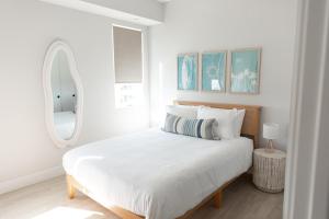 Ένα ή περισσότερα κρεβάτια σε δωμάτιο στο Beachfront Bliss in HB Luxury Ocean View Rental