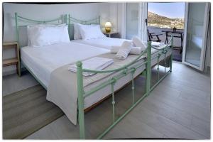 Postel nebo postele na pokoji v ubytování Theasis Sifnos Apartments