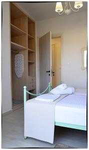 Postel nebo postele na pokoji v ubytování Theasis Sifnos Apartments