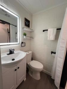 Phòng tắm tại Cookson Resort - Tenkiller Cabin