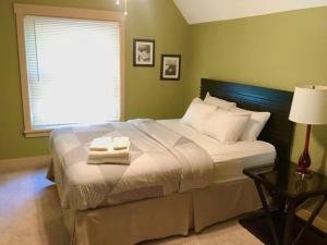Un dormitorio con una cama con dos toallas encima. en OhioCity Zoo Westside Market Downtown Rock Hall, en Cleveland